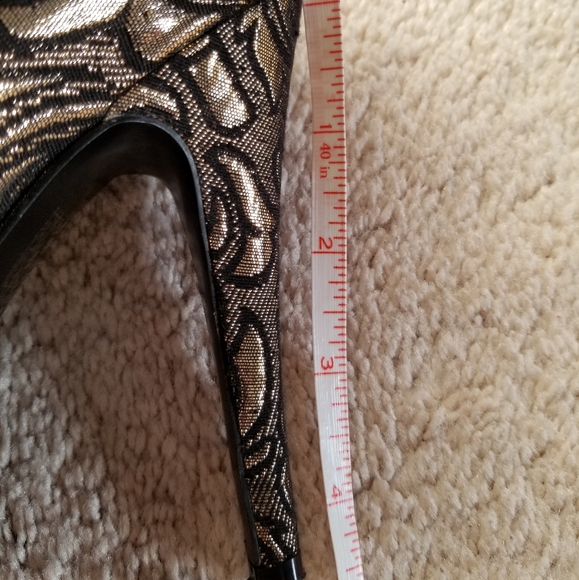 NINE WEST Formal Gold Patterned Pumps - Picture 5 of 6
